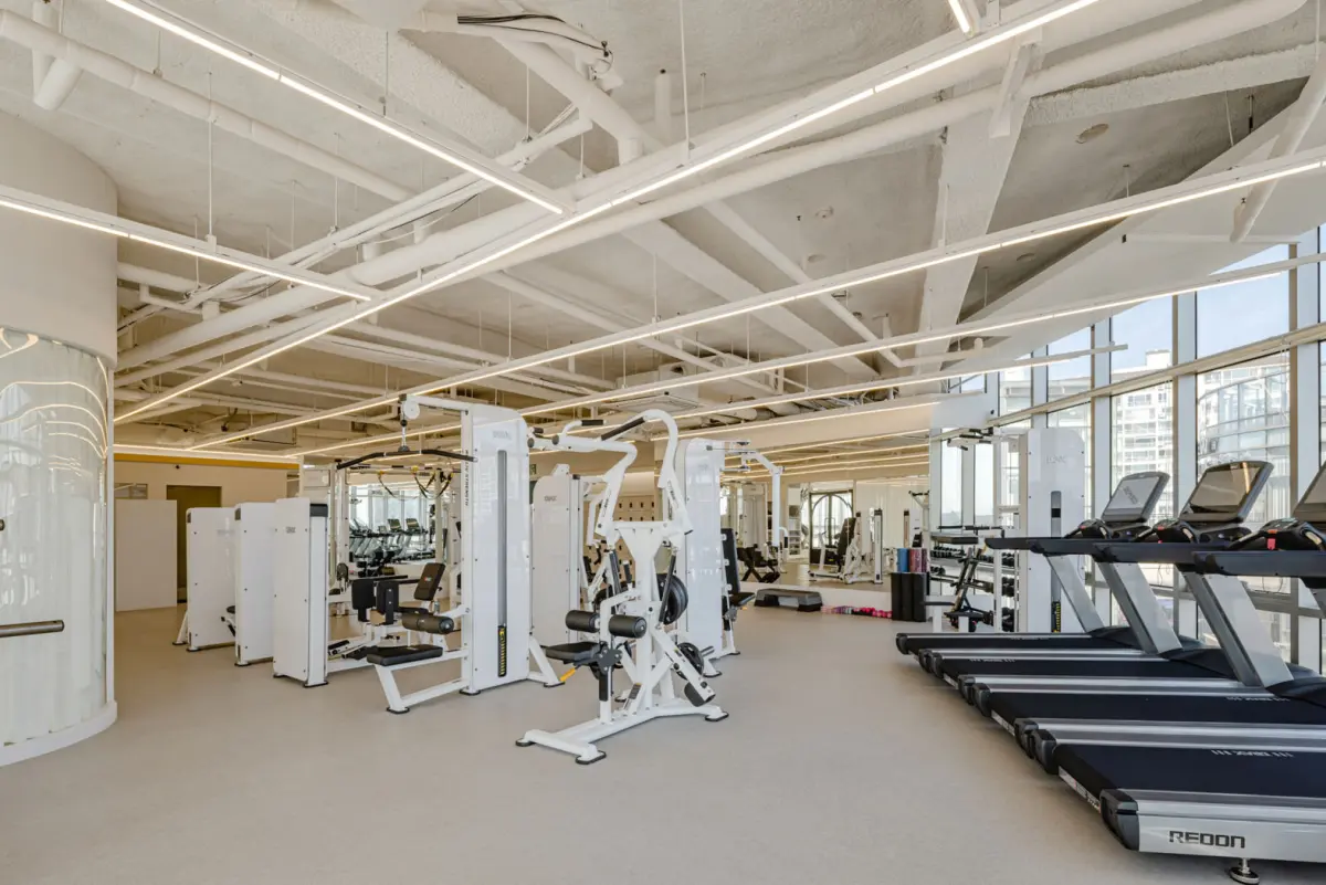 화이트 톤 오픈 플로어 프리미엄 피트니스 센터